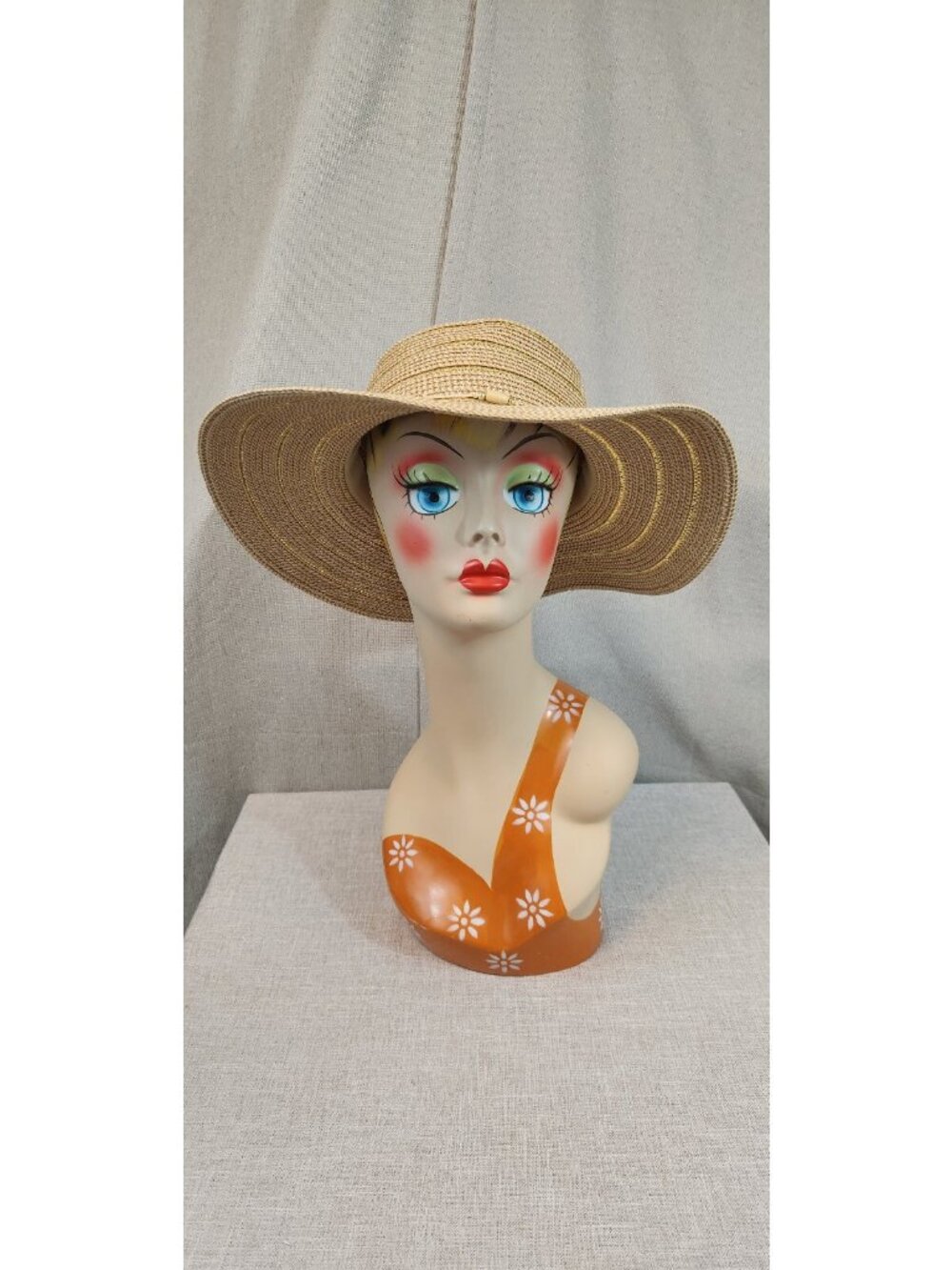 Chicos Paper Polyester Tan w Gold Stri Wide Brim Large Shade Summer Sun Hat USED